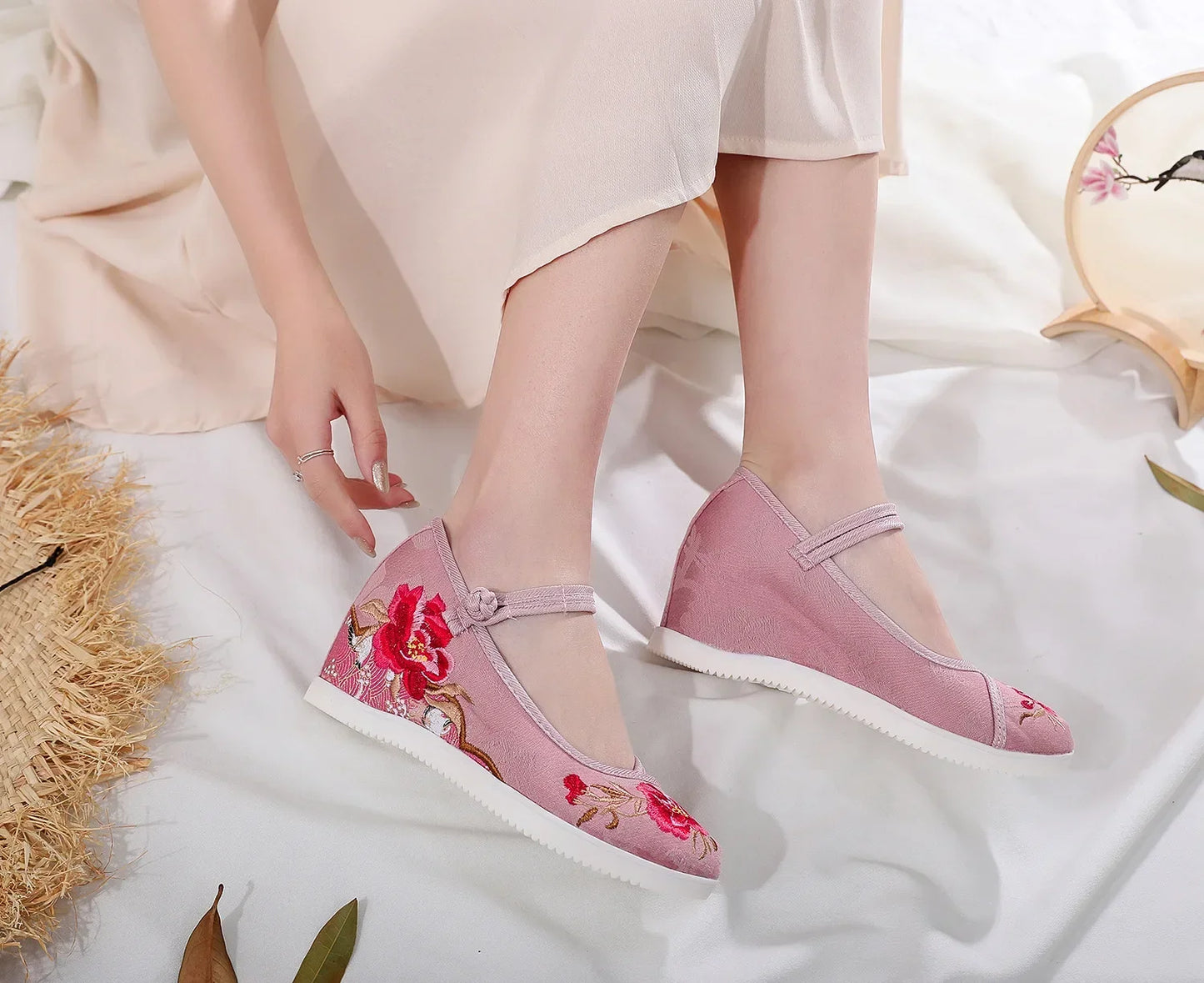 Autumn Elevator Shoes Woman Casual Harajuku Chinese Ethnic Style Canvas Vintage Embroidered Cloth Hanfu Shoes Women Zapatos
