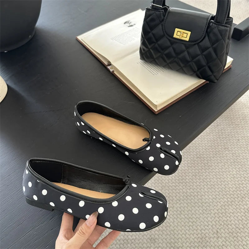 2026 New Women's Polka Dot Vintage Split Toe Slip-On Flat Shoes Japanese Style Casual Loafers Black Beige Large Size 35-42