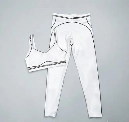 Slim Fit Workout Outfit with Stretch Fabric and Modern Graphic Design