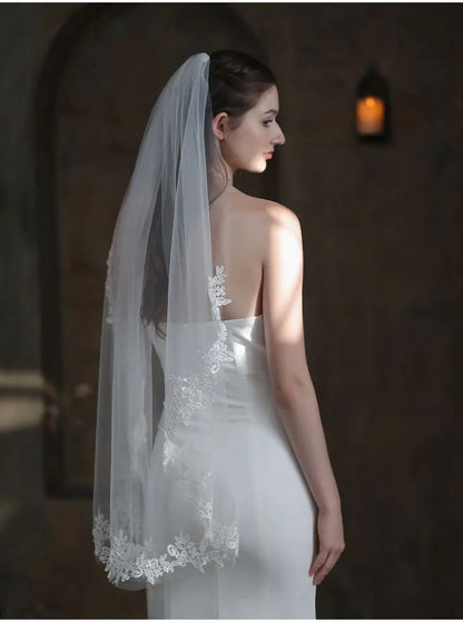 Exquisite Bridal White Veil Plain Tulle Handmade Lace Appliqued Fingertip Brides Headdress Veil with Hair Comb V683