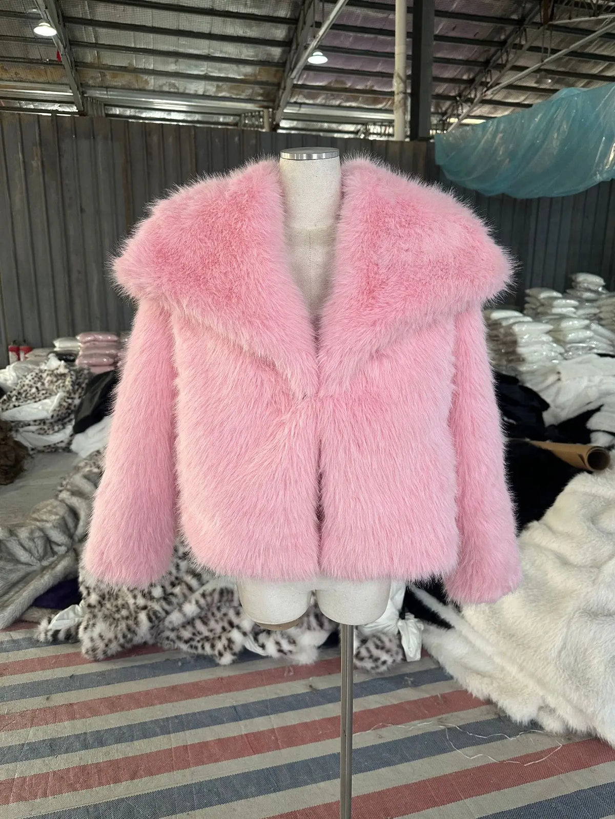 Women's Winter Fur Coat Mink Fur Large Lapel Fluffy Short Top in Large Size for Warmth And Style