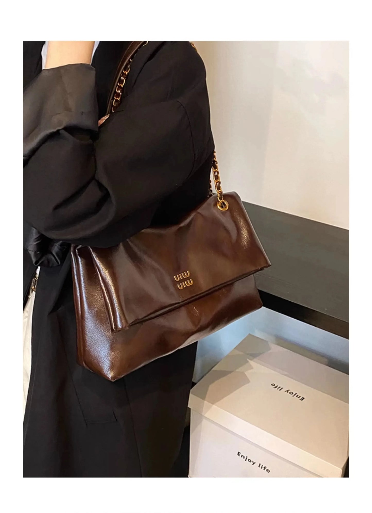 High-quality designer large-capacity underarm tote bag female 2026 new wild light luxury high-end commuter chain messenger bag
