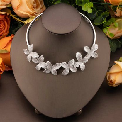 1 set of luxurious and elegant jewelry set with sparkling cubic zirconia leaf design, suitable for women to wear at weddings and banquets