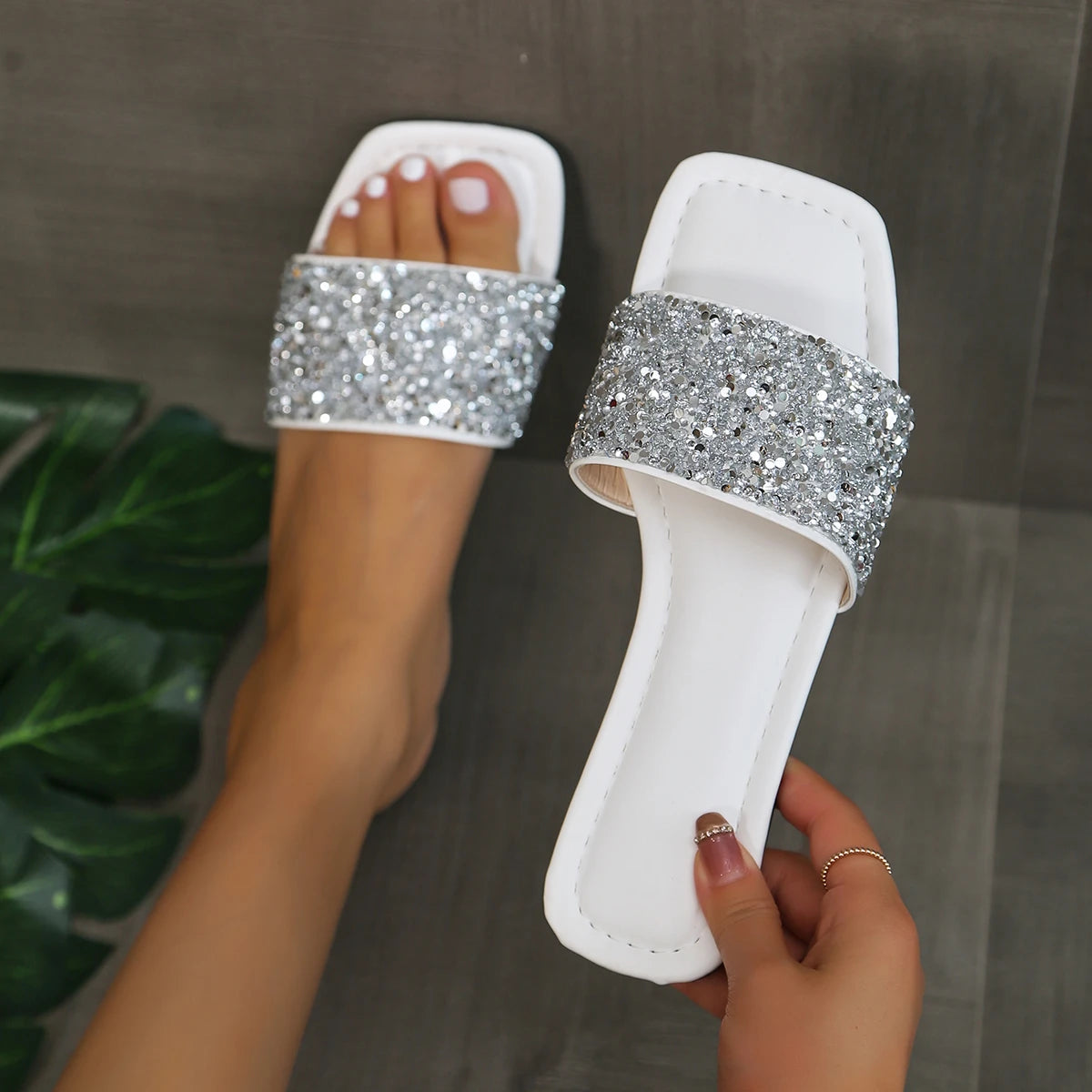 Glitter Bling Women Slippers Summer New Flat Beach Slippers Women Outdoor Luxury Sandals Designer Plus Size Shoes Slides Women