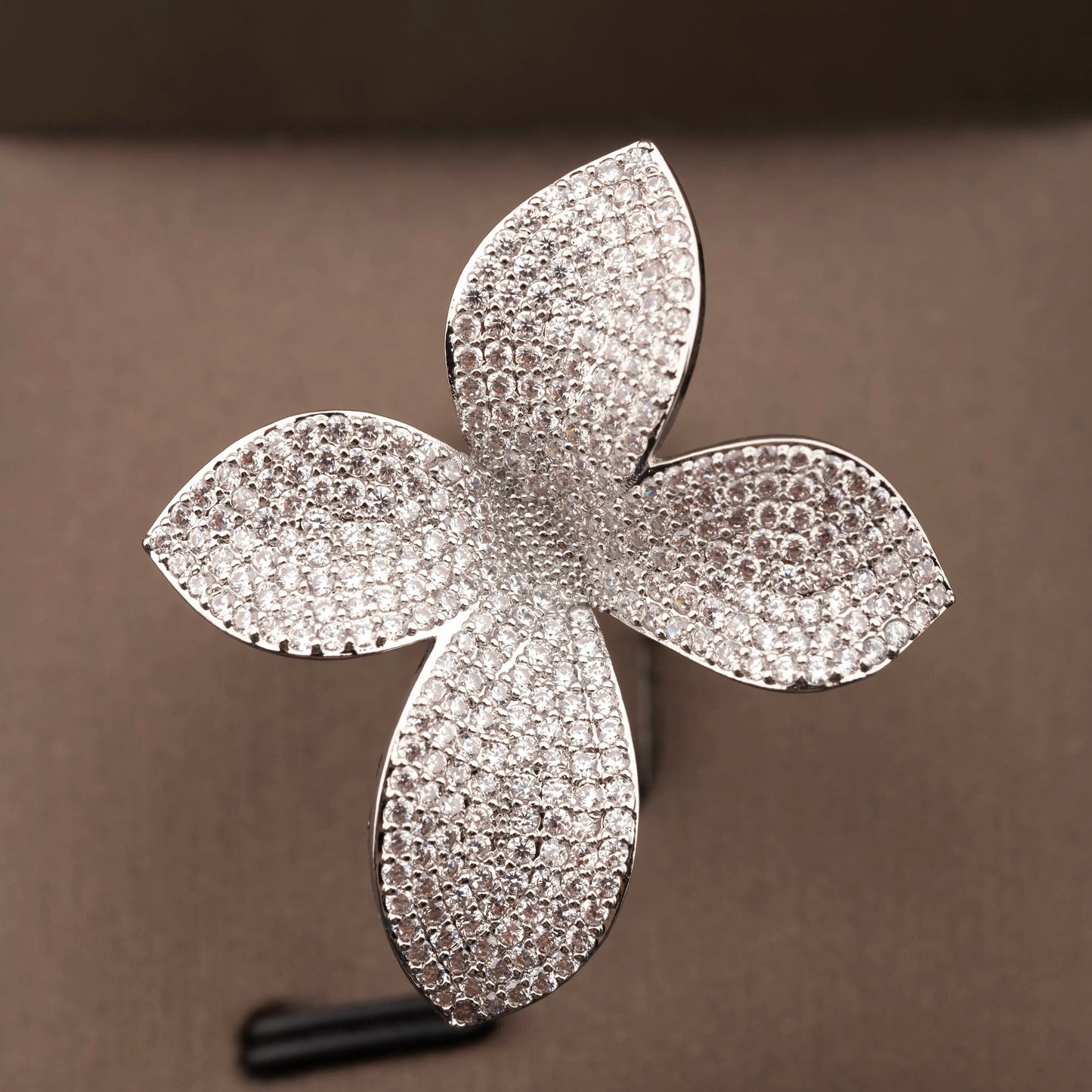 1 set of luxurious and elegant jewelry set with sparkling cubic zirconia leaf design, suitable for women to wear at weddings and banquets