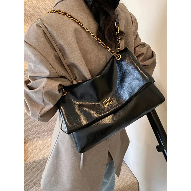 High-quality designer large-capacity underarm tote bag female 2026 new wild light luxury high-end commuter chain messenger bag
