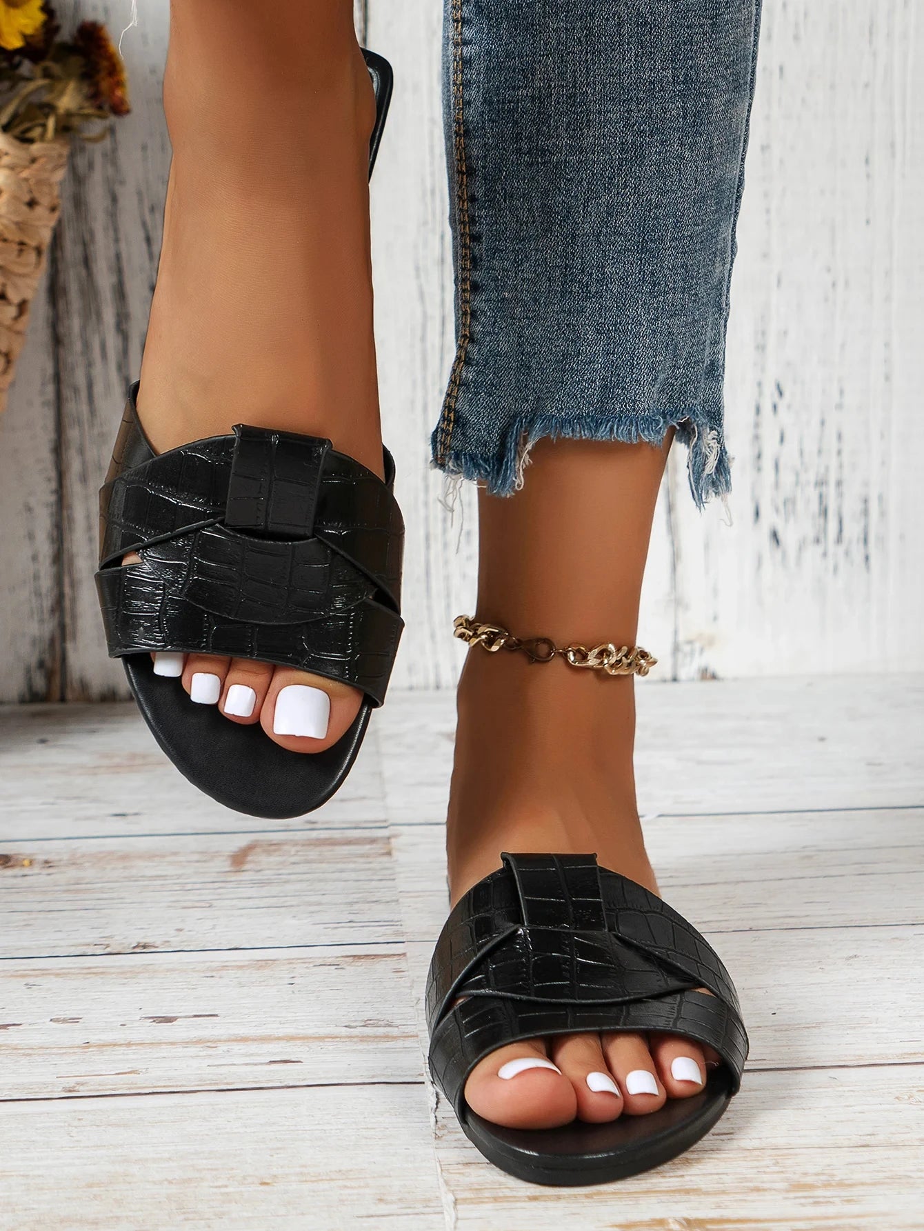 Designer Woman Flat Slippers 2026 New Woven with Comfortable Women's Shoes Casual Bottom Slippers Summer Women Sandals
