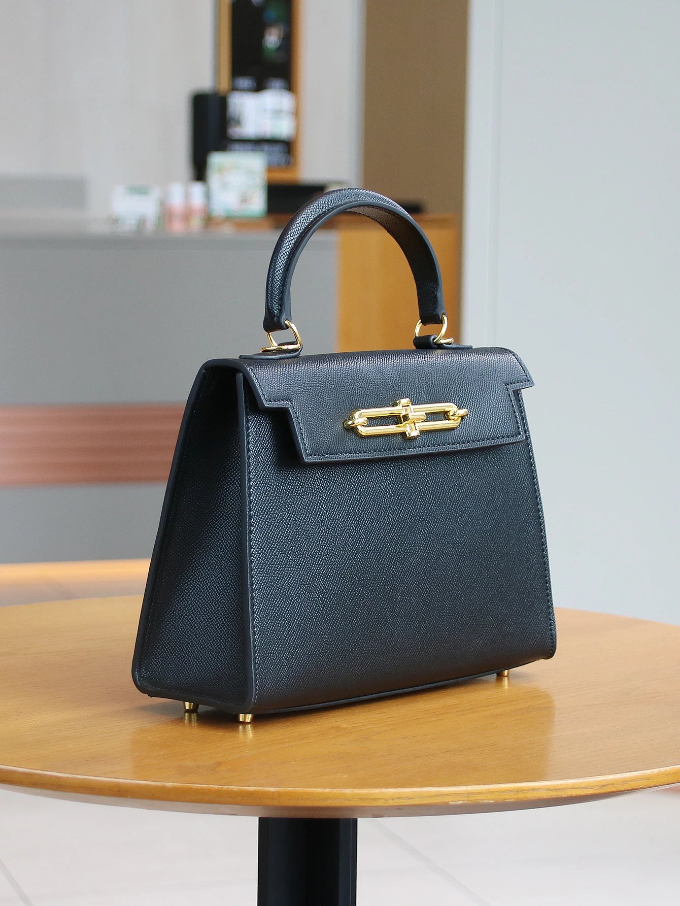 2026 High-End Portable Fashion Ladies Bag Temperament Small Bag Palm Crocodile Handbag OL Commuter Joker Work Bag Light Luxury S