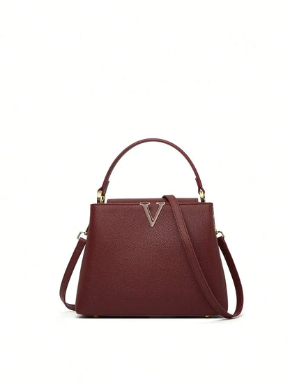 A fashionable crossbody bag with detachable shoulder straps and pebble-patterned leather for ladies
