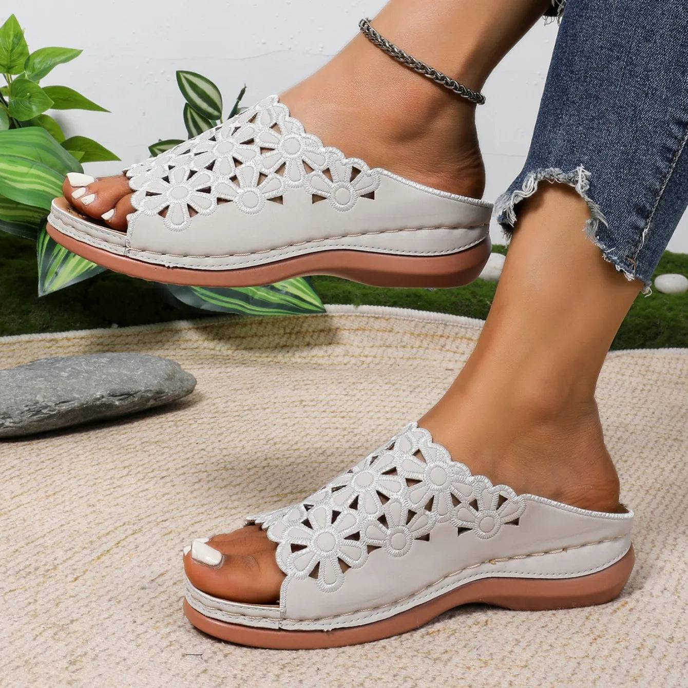 Women Slippers Elegant Floral Comfort Sandals Hollow-Cut Stylish Wedge Slippers Designer Versatile Slides Women Beach Shoes