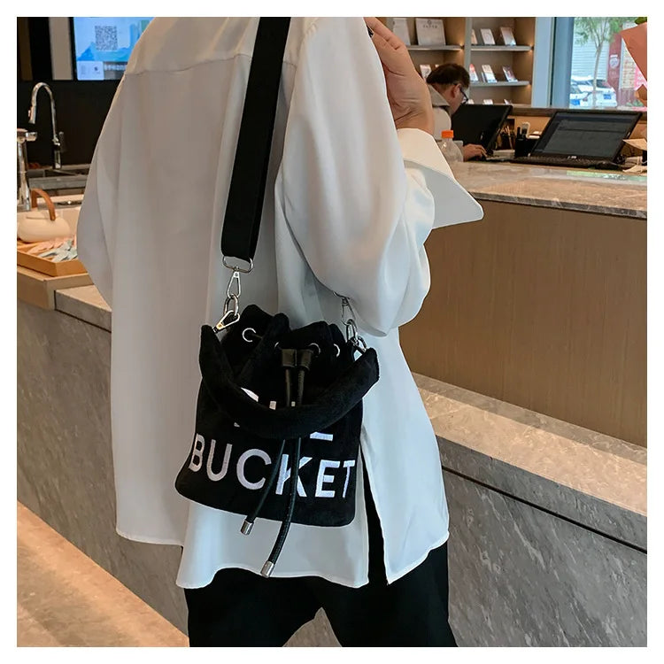 New Fashion Women's Bucket Bag Trend Brand Personality Plush Shoulder Bag High-end Elegant Crossbody Bag Designer Luxury Handbag