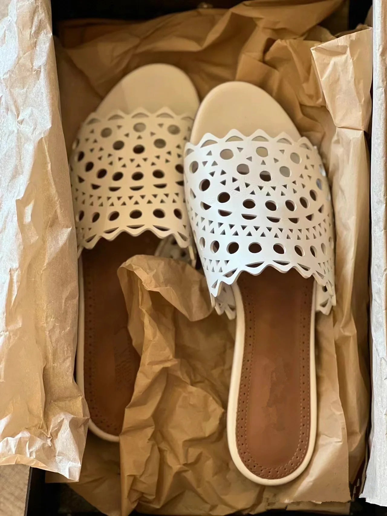 Hollow Out Flat Slippers pu Leather High Quality Summer Sandals 2024 New Luxury Design Women's Shoes Beach Slides