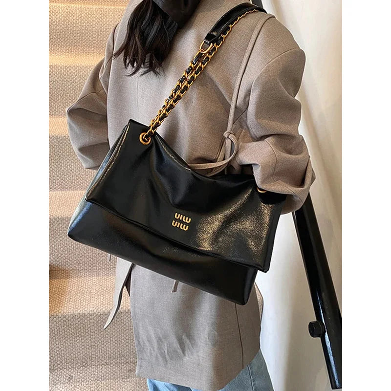 High-quality designer large-capacity underarm tote bag female 2026 new wild light luxury high-end commuter chain messenger bag