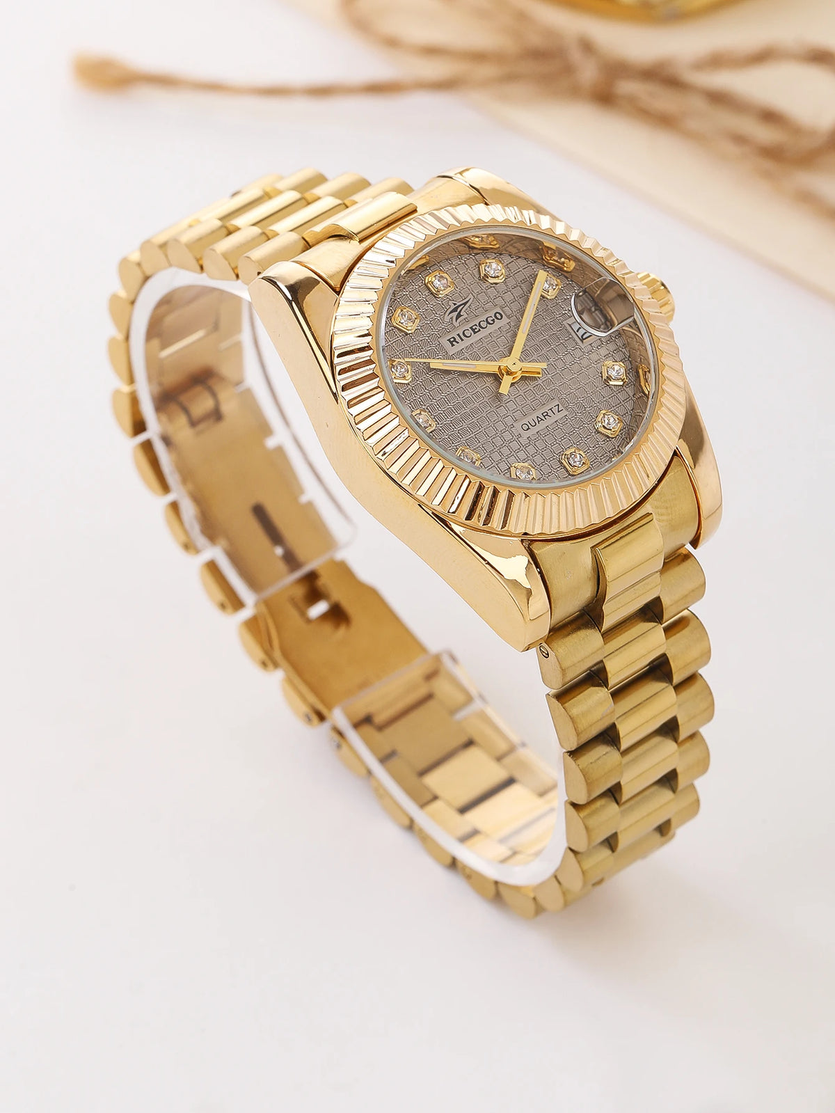 Business Diamond Inlaid Quartz Watch with Calendar Display, Metal Strap, Three-Dimensional Texture Dial, Wear-Resistant Design