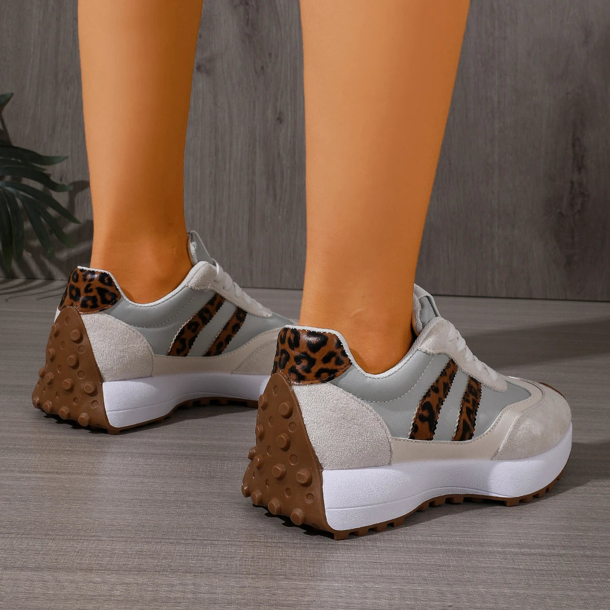 2026 Spring Women Sneakers New Luxury Flat Slip on Sneakers Women Trend Comfortable Lightweight Outdoor Designer Shoes for Women