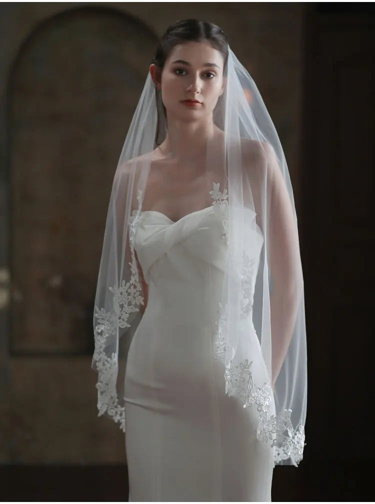 Exquisite Bridal White Veil Plain Tulle Handmade Lace Appliqued Fingertip Brides Headdress Veil with Hair Comb V683