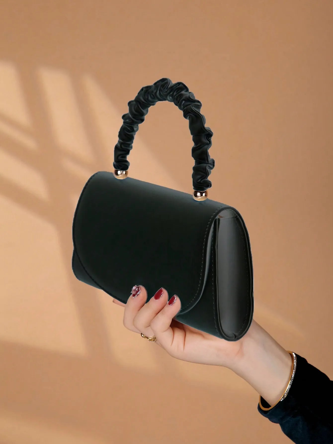 Elegant light luxury solid color women's handbag, fashionable and romantic banquet clutch, suitable for women's daily use.