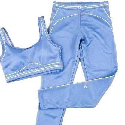 Slim Fit Workout Outfit with Stretch Fabric and Modern Graphic Design