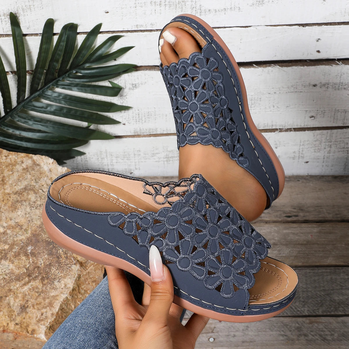 Women Slippers Elegant Floral Comfort Sandals Hollow-Cut Stylish Wedge Slippers Designer Versatile Slides Women Beach Shoes