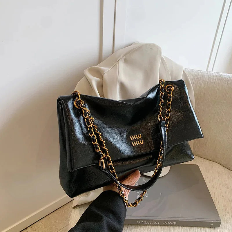 High-quality designer large-capacity underarm tote bag female 2026 new wild light luxury high-end commuter chain messenger bag