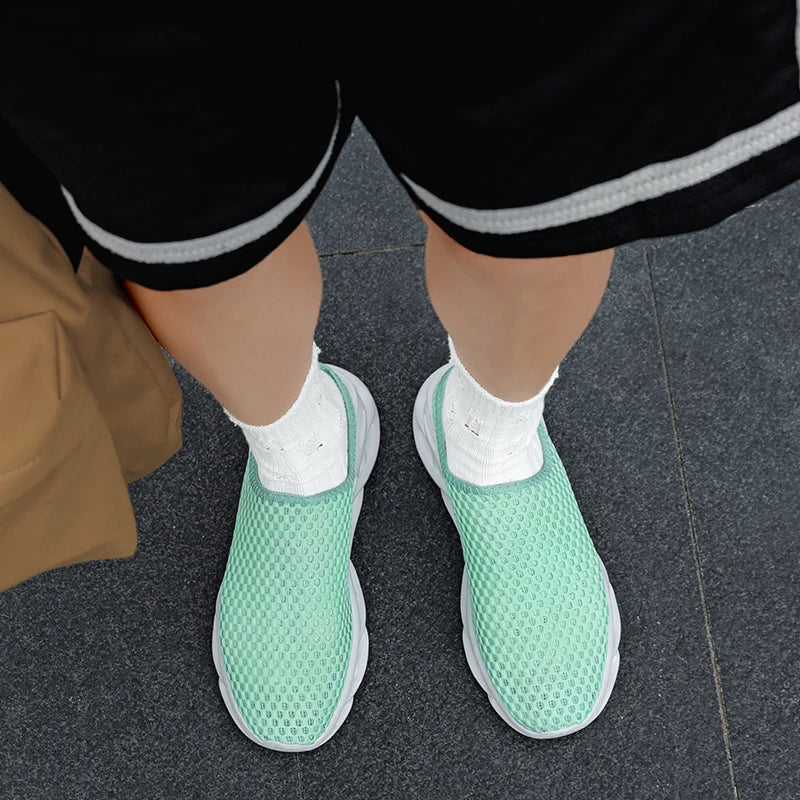 Men Slippers Summer Breathable Home Indoor Slippers Men Flats Thick Bottom Lightweight Slides Fashion Outdoor Walking Shoes