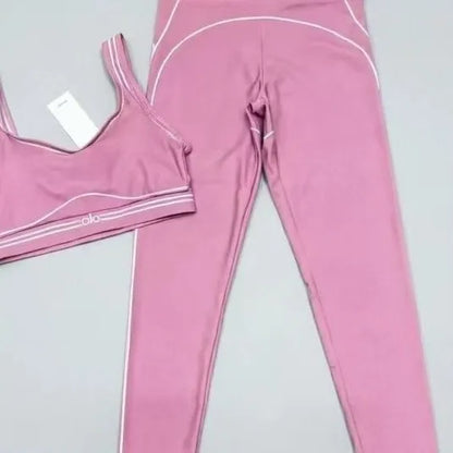 Slim Fit Workout Outfit with Stretch Fabric and Modern Graphic Design